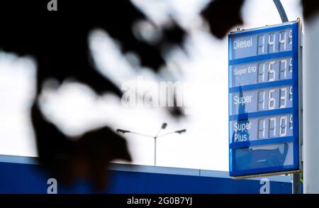 02. Juni 2021, Niedersachsen, Buchholz (aller): Eine Tafel an einer Tankstelle auf der Autobahn A7 im Heidekreis zeigt den Kraftstoffpreis an. Die Benzinpreise in Deutschland sind auf den höchsten Stand seit zwei Jahren gestiegen. Foto: Julian Stratenschulte/dpa Stockfoto