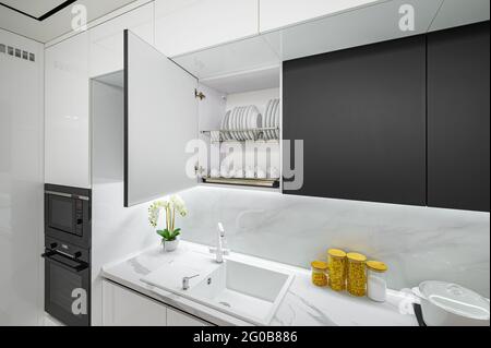 Luxuriöse, moderne Marmorküche in Weiß und Schwarz Stockfoto