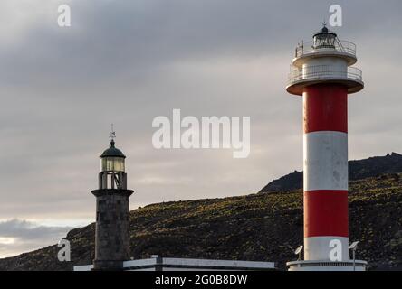 Panoramablick auf den berühmten Leuchtturm von Fuencaliente in La Palma, Kanarische Inseln in Spanien bei Sonnenuntergang Stockfoto