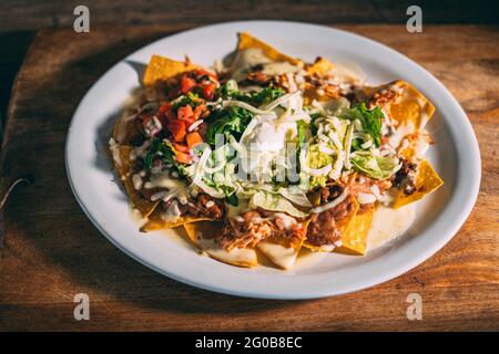 Ein Teller mit cremigem Nachos-Snack Stockfoto