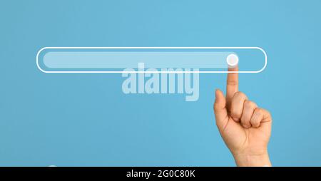 Weibliche Hand mit erhobenem Zeigefinger und virtueller Ladebalke. Abstrakter zukünftiger Hintergrund, Nahaufnahme Stockfoto