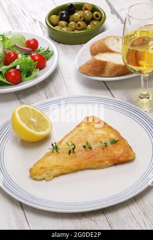 saganaki, griechischer gebratener Käse, ist eines der beliebtesten Mezzes in griechischen Tavernen Stockfoto