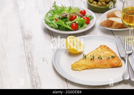 saganaki, griechischer gebratener Käse, ist eines der beliebtesten Mezzes in griechischen Tavernen Stockfoto