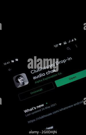 KERALA, INDIEN - 02. Juni 2021: Drop-in Audio-Chat-App Clubhouse erscheint im Google Play Store auf einem Smartphone. Stockfoto