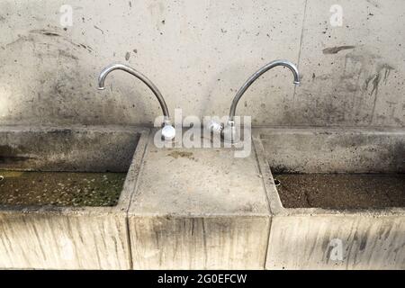 Wasserhähne und Teiche in einem Picknickbereich. Stockfoto