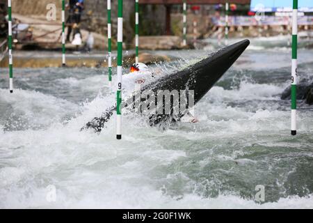 Sideris TASIADIS der Bundesrepublik Deutschland tritt im Halbfinale der Männer Kanu (C1) während der ECA Kanu-Slalom-Europameisterschaft auf der Dora Baltea an Stockfoto