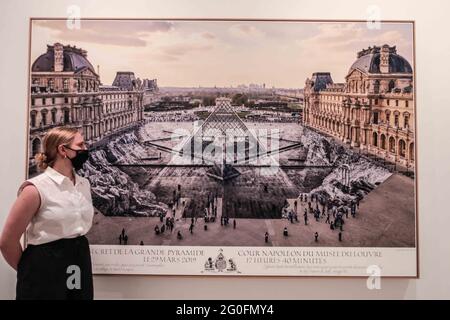 London UK 02 June 2021 Saatchi Gallery präsentiert JR: Chronicles, Werke des renommierten französischen Fotografen und Straßenkünstlers, dessen Identität unbestätigt ist. The Secret of the Great Pyramid (2019), das große Gemeinschaftsstück von JR, das anlässlich des 30. Jahrestages der Louvre-Pyramide entstand, Paul Quezada-Neiman/Alamy Live News Stockfoto