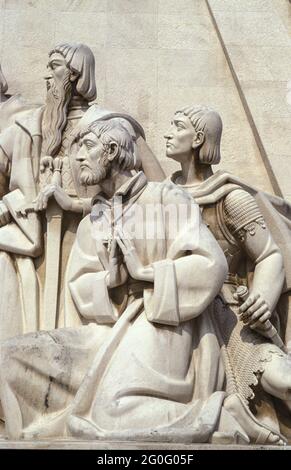 Detail am Denkmal der Entdeckungen - Padrão dos Descobrimentos. Es erinnert an die glorreiche Seefahrer-Tradition des Landes und zeigt in einer Figurengruppe Portugals berufteste Entdecker: Heinrich den Entdecker, Manuel I., Vasco da Gama und Luis de Camões. - Detail des sogenannten Denkmals der Entdeckungen - Padrão dos Descobrimentos. Sie feiert die große Zeit Portugals als als Seefahrernation in Form eines stilisierten Schiffes im Caravelle-Stil mit den Figuren der größten Entdecker der Zeit: Prinz Heinrich dem Seefahrer, Manuel I., Vasco da Gama und Luis de Camões. Stockfoto