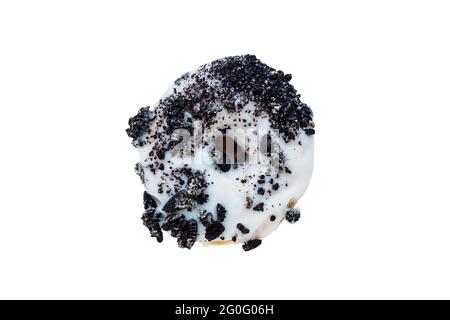 Flatlay aus weißer Schokolade mattierten Donut mit zerbröckelter Creme gefüllt Cookies isoliert mit Clipping Pfad enthalten. Stockfoto