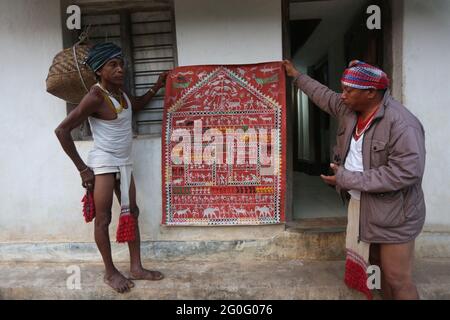 LANJIA SAORA STAMM. Tribal Künstler zeigen Idital Malerei. Idital Gemälde werden mit Reispulver auf einem Hintergrund von Rotoxid als Hingabe an die gemacht Stockfoto