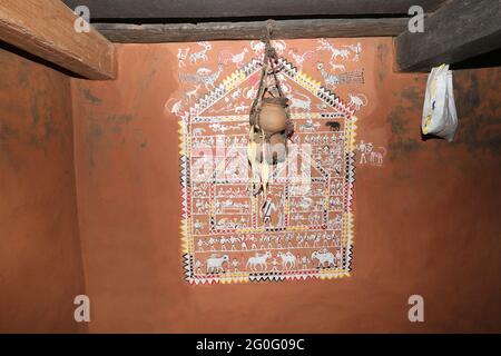 LANJIA SAORA STAMM. Idital Malerei an der Hauswand. Idital Gemälde werden mit Reispulver auf einem Hintergrund von Rotoxid als Hingabe an die triba gemacht Stockfoto