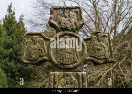 Ein angelsächsisches Steinkreuz in Eyam Village - Kopfstück Stockfoto