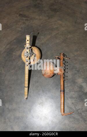 LANJIA SAORA STAMM. Traditionelles handgemachtes Musikinstrument. Saiteninstrument, bekannt als Geige aus Bambusstämmen und Kürbis. Gespielt durch einen Bogen laufen Stockfoto