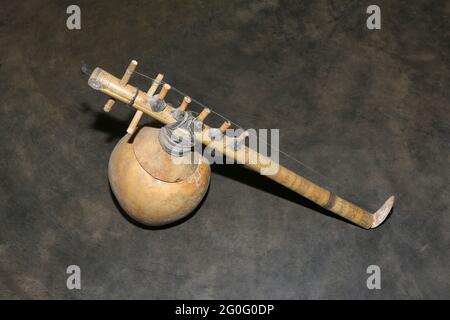 LANJIA SAORA STAMM. Traditionelles handgemachtes Musikinstrument. Saiteninstrument, bekannt als Geige aus Bambusstämmen und Kürbis. Gespielt durch einen Bogen laufen Stockfoto