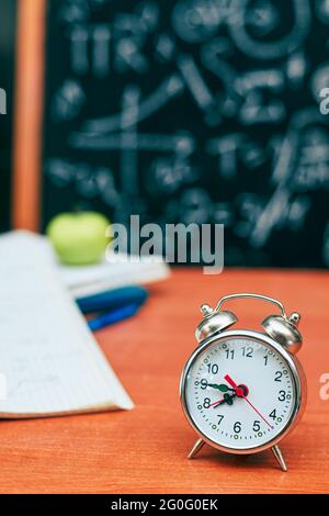 Zurück zur Schule Konzept, Wecker auf Schulboard Hintergrund, Universität, Hochschule Stockfoto