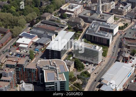 Luftaufnahme des Stadtkerns von Barnsley nördlich der Shambles Street mit Barnsley Sixth Form College, Rathaus und Ratsbüros Stockfoto