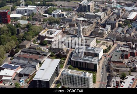 Luftaufnahme des Stadtkerns von Barnsley nördlich der Shambles Street mit Barnsley Sixth Form College, Rathaus und Ratsbüros Stockfoto