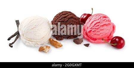 Verschiedene Eisschaufeln auf weißem Hintergrund. Schokoladeneis und Kirscheis isoliert mit Nüssen, Beeren und Vanille. Stockfoto