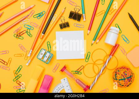 MOCKUP Schule Bürobedarf auf gelbem Hintergrund flach Lay Kopie Platz Stockfoto