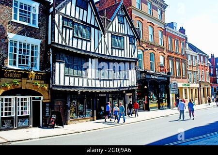 The Golden Fleece Inn and York Gin Shop, Pavement, York, England Stockfoto