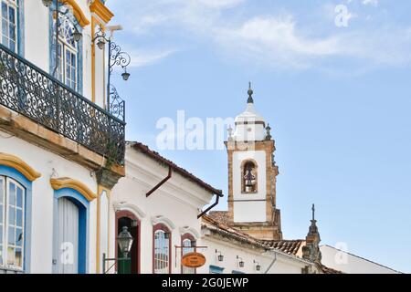 Sao Joao del-Rei, Minas Gerais, Brasilien - 25. Mai 2019: Häuser und charakteristische Architektur im historischen Sao Joao del-Rei, Innenraum von Minas Stockfoto