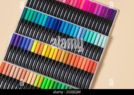 Viele mehrfarbige Filzstifte zum Zeichnen der Draufsicht. Stockfoto