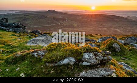 Morgenlicht, wenn die Sonne auf Rippon Tor, Dartmoor scheint Stockfoto