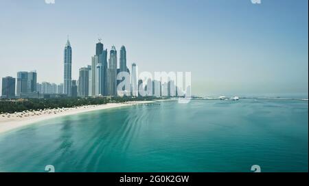 Reise, Tourismus, Stadtbild, Finanz- oder Geschäftskonzept. Am schnellsten wachsende Stadt der Welt. Skyline von Dubai mit Wolkenkratzern, Meer und Strand. Vereinigte Arabische Emirate. Hochwertige Bilder Stockfoto