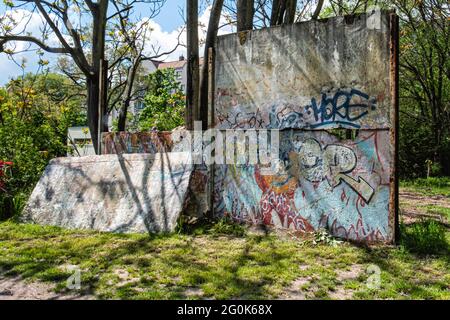 Überreste der Berliner Mauer auf dem Friedhof St. Hedwig, Alter Domfriedhof St. Hedwig, Berlin. Stockfoto