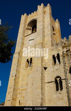 Portugal, Lissabon. Kathedrale von Saint Mary Major. Blick auf einen der beiden Türme, die die Fassade flankieren. Stockfoto