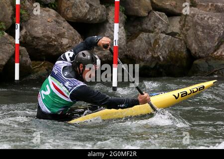 Alexander SLAFKOVSKY aus der Slowakei tritt im Halbfinale der Männer Kanu (C1) während der ECA Kanuslalom Europameisterschaft auf dem Dora Baltea riv an Stockfoto