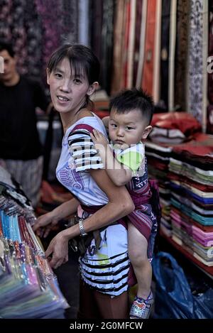 Tragegurt für Mutter Baby hinten. Thailand Südostasien Stockfoto