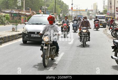 Beawar, Rajasthan, Indien, 1. Juni 2021: Indische Menschen wandern auf einem Markt, während der Prozess der Entsperrung von COVID-19 beginnt, in Beawar. Kredit: Sumit-Samarwat/Alamy Live Nachrichten Stockfoto