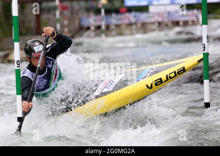 Alexander SLAFKOVSKY aus der Slowakei tritt im Halbfinale der Männer Kanu (C1) während der ECA Kanuslalom Europameisterschaft auf dem Dora Baltea riv an Stockfoto