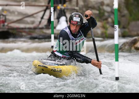 Alexander SLAFKOVSKY aus der Slowakei tritt im Halbfinale der Männer Kanu (C1) während der ECA Kanuslalom Europameisterschaft auf dem Dora Baltea riv an Stockfoto