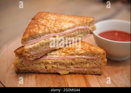 Nahaufnahme von gebackenen Sandwiches mit Wurst und serviert auf einem Holzbrett Stockfoto