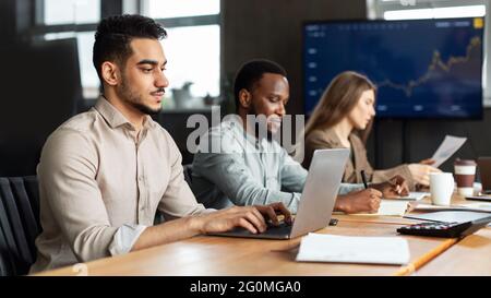 Erfolgreicher männlicher Manager mit Laptop, der auf der Tastatur tippt Stockfoto