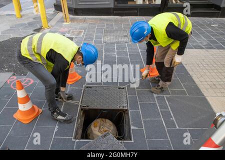 Paris, Frankreich. Juni 2021. Mitarbeiter arbeiten daran, Proben im Kanal für COVID-19-Tests in einer Fußgängerzone in Nizza, Frankreich, am 1. Juni 2021 zu entnehmen. Quelle: Xinhua/Alamy Live News Stockfoto