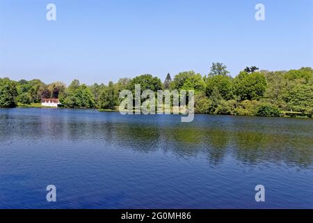 Großbritannien - der Fischertempel - die königliche Landschaft. Windsor Great Park, Virginia Water, Surrey, Großbritannien Stockfoto