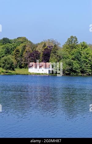 Großbritannien - der Fischertempel - die königliche Landschaft. Windsor Great Park, Virginia Water, Surrey, Großbritannien Stockfoto