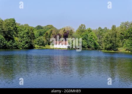 Großbritannien - der Fischertempel - die königliche Landschaft. Windsor Great Park, Virginia Water, Surrey, Großbritannien Stockfoto