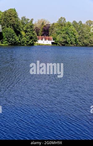 Großbritannien - der Fischertempel - die königliche Landschaft. Windsor Great Park, Virginia Water, Surrey, Großbritannien Stockfoto