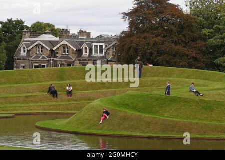 Eine Kombination aus Garten, Skulptur und Landkunst; die „Landform Ueda“ liegt außerhalb des Museums für Moderne Kunst in Edinburgh im Westen der Stadt. Stockfoto