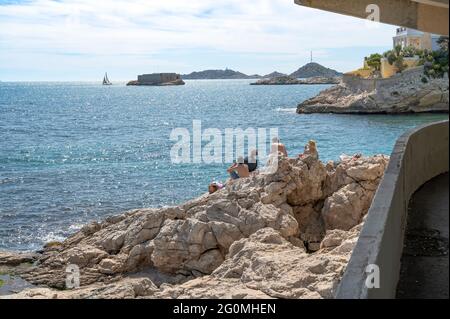 Ein Gehweg in den Klippen führt von der Anse de la Fausse Monnaie zur Anse de la Maldormé und zum drei-Sterne-Restaurant Le Petit Nice. Stockfoto