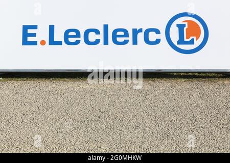 Odenas, Frankreich - 10. März 2020: Leclerc-Logo auf einer Tafel. Leclerc ist eine französische Supermarktkette Stockfoto