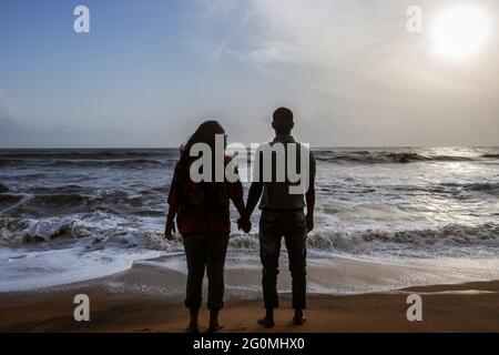 Das Paar hält sich die Hand und nimmt das natürliche Meeresbild auf, das im kochi kerala india aufgenommen wurde und die Liebe des Paares in der wahren Natur zeigt Stockfoto