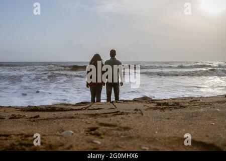 Das Paar hält sich die Hand und nimmt das natürliche Meeresbild auf, das im kochi kerala india aufgenommen wurde und die Liebe des Paares in der wahren Natur zeigt Stockfoto