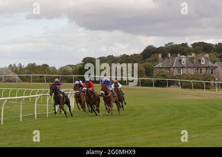 Vorbildliches Pferderennen seit 1816.Pferde und Jockeys bei einem Rennen auf der Musselburgh Racecourse, East, Lothian, Schottland, Großbritannien Stockfoto