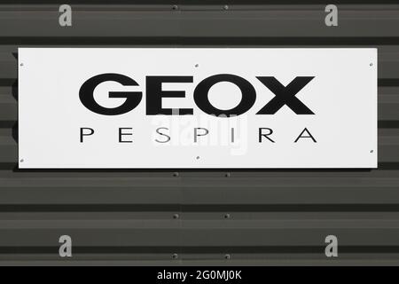 Macon, Frankreich - 15. März 2020: Geox-Logo auf einer Fassade. Geox ist eine italienische Marke für Schuhe und Bekleidung, die aus wasserdichten/atmungsaktiven Stoffen hergestellt wird Stockfoto