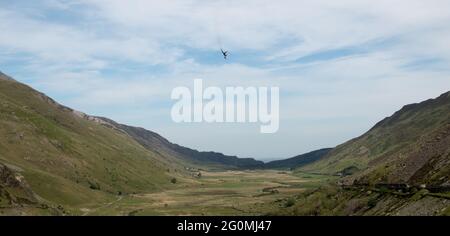 Kampfflugzeug über Nant FFrancon Pass North Wales Stockfoto